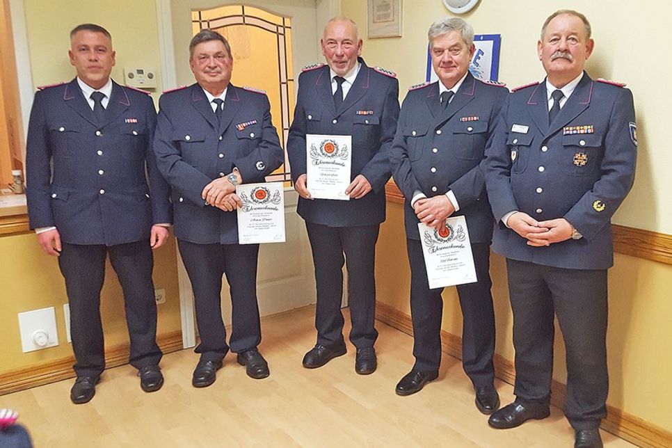 Richard Leide (Mi) wurde für 60 Jahre Mitgliedschaft geehrt, Armin Penner und Rolf Behrens wurden für 50 Jahre aktiven Dienst ausgezeichnet.