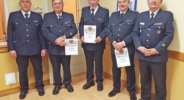 Richard Leide (Mi) wurde für 60 Jahre Mitgliedschaft geehrt, Armin Penner und Rolf Behrens wurden für 50 Jahre aktiven Dienst ausgezeichnet.