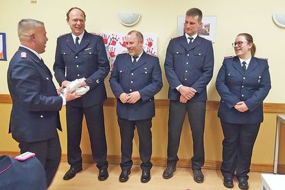 Als Dank für ihre hohe Dienstbeteiligung überreichte Ortswehrführer Nils Raese Mettwürste an Willi Reimann, Tim Raese, Jan Hansen und Aimee Raese (v.li.).