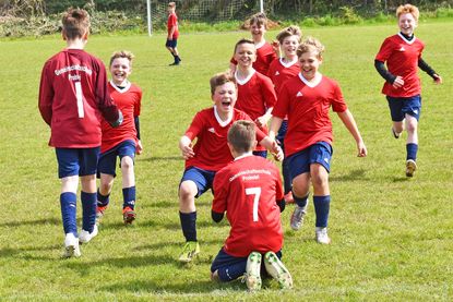 Die Mannschaften freuen sich ausgelassen über jedes Erfolgserlebnis.
