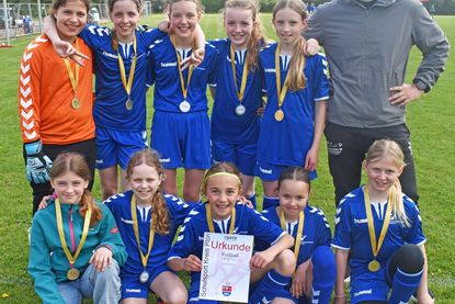 Die siegreichen GSP- Kickerinnen freuen sich mit ihrem Sportlehrer Lennart Danger über die gewonnenen Kreismeistertitel. Jetzt warten die Spiele im Bezirksfinale.