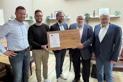 Übergaben die Ernennungsurkunde an den neue Ehrenobermeister Jürgen Wulf (2. v. re.): Mike Wulf, Björn Blöhs und Axel Mielke (v. lks.) mit Ehrenobermeister Uwe Mielke (re.).