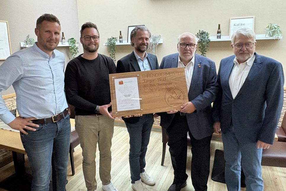 Übergaben die Ernennungsurkunde an den neue Ehrenobermeister Jürgen Wulf (2. v. re.): Mike Wulf, Björn Blöhs und Axel Mielke (v. lks.) mit Ehrenobermeister Uwe Mielke (re.).