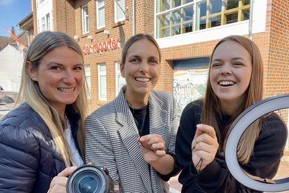 Das Social Media-Team, bestehend aus Gesche, Kristina und Paula (v. lks.), hat in den letzten Tagen fleißig Material für TikToks gesammelt.