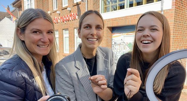 Das Social Media-Team, bestehend aus Gesche, Kristina und Paula (v. lks.), hat in den letzten Tagen fleißig Material für TikToks gesammelt.