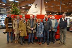 Ralf Hübner (Lions), Lions-Präsidentin Ulrike Baumann, Ulrike Kohlmorgen (DKSB), Dr. Walter Clausen (Lions), Mechtild Piechulla (Vorsitzende DKSB), Robin Pal und Jan-Moritz Wichelmann (beide Stadtkirche) mit Rewe-Marktmanager Thorsten Preuß (v. lks.).