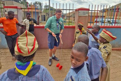 Jan-Steffen Neurath-Freitag bei einem Austausch in Uganda.