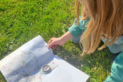 Einblick in die Gruppenstunde. Die Pfadfinder erlernen den Umgang mit Karten und Kompass.