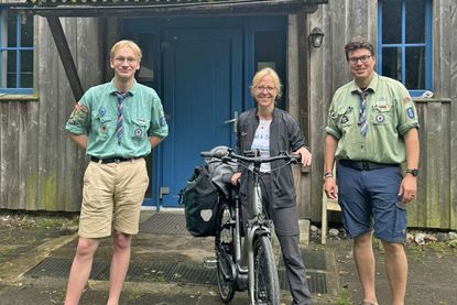 Erik Lage, Bischöfin Nora Steen, Jan-Steffen Neurath-Freitag (v.l.) beim gemeinsamen Treffen in Heidkate mit der Bischöfin bei einer Fahrradtour.