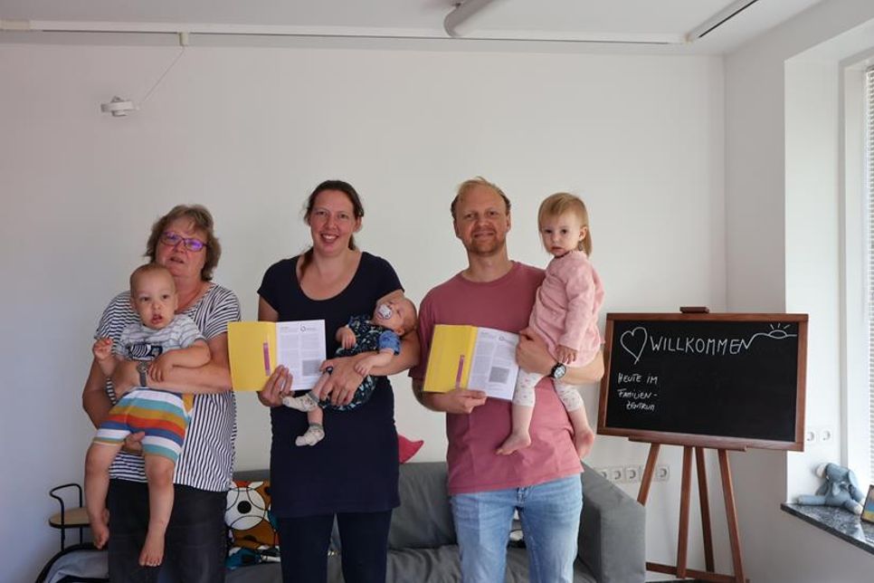 V. re.: Johannes Lemme mit Mathilda, Svenja Grube mit Tino und Mattis und Susanne Voß (Familienhebamme und Leiterin des Eltern-Kind-Treffs)