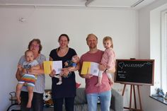 V. re.: Johannes Lemme mit Mathilda, Svenja Grube mit Tino und Mattis und Susanne Voß (Familienhebamme und Leiterin des Eltern-Kind-Treffs)