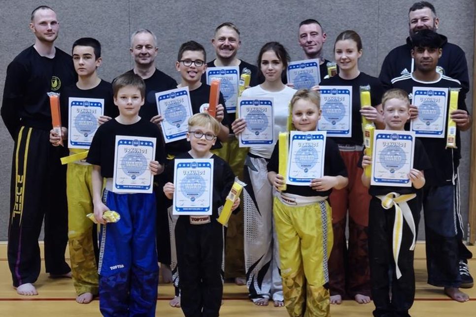 Am Ende konnte Prüfer und Trainer Rico Schendel allen Teilnehmern zur bestandenen Prüfung gratulieren.