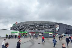 Stürmischer Start vor dem FCA-Stadion…