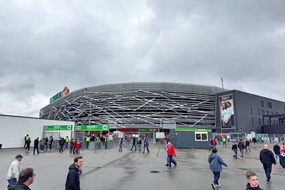 Stürmischer Start vor dem FCA-Stadion…