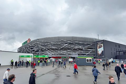 Stürmischer Start vor dem FCA-Stadion…