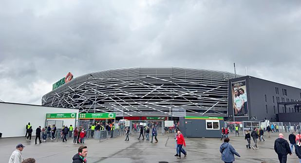 Stürmischer Start vor dem FCA-Stadion…