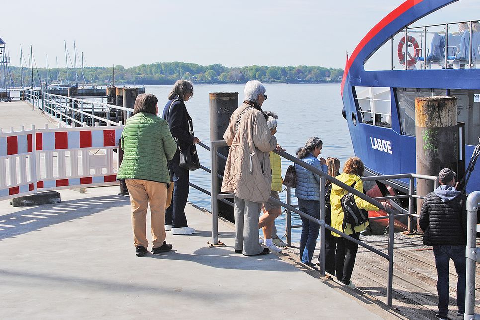 Touristen steigen in das Fährschiff Laboe, das sie bis zum Hauptbahnhof in Kiel bringt.