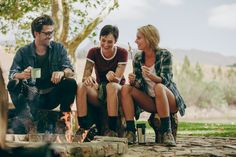Beim Camping kommt man grundsätzlich schnell miteinander ins Gespräch. Man hilft sich gegenseitig, tauscht Tipps aus oder sitzt abends gemeinsam zusammen.