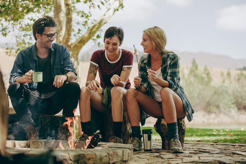 Beim Camping kommt man grundsätzlich schnell miteinander ins Gespräch. Man hilft sich gegenseitig, tauscht Tipps aus oder sitzt abends gemeinsam zusammen.