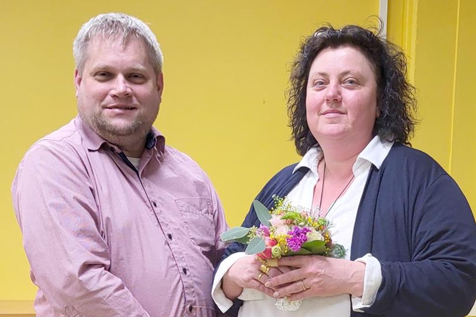 Marc Dobkowitz begrüßt die Kasseedorferin Silke Hansen als neue 2. Vorsitzende des Fördervereins Dorfmuseum Schönwalde.