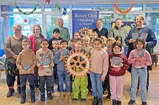 von links nach rechts: Schulleiterin Frau Böllnitz, Susanne Knees, Sophus Theophile, Dieter Fischer, Uwe Lankau, Klassenlehrerin Frau Böhme und Schülerinnen und Schüler der Klasse 2a.