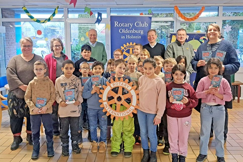 von links nach rechts: Schulleiterin Frau Böllnitz, Susanne Knees, Sophus Theophile, Dieter Fischer, Uwe Lankau, Klassenlehrerin Frau Böhme und Schülerinnen und Schüler der Klasse 2a.