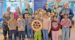 von links nach rechts: Schulleiterin Frau Böllnitz, Susanne Knees, Sophus Theophile, Dieter Fischer, Uwe Lankau, Klassenlehrerin Frau Böhme und Schülerinnen und Schüler der Klasse 2a.