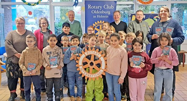 von links nach rechts: Schulleiterin Frau Böllnitz, Susanne Knees, Sophus Theophile, Dieter Fischer, Uwe Lankau, Klassenlehrerin Frau Böhme und Schülerinnen und Schüler der Klasse 2a.