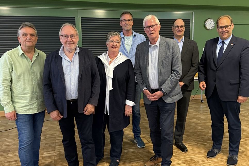 Der Vorstand mit Thomas Schwarz, Norbert Kahl, Andrea Mach, Dirk Mosebach, Uwe Muchow und Stefan Frahm gemeinsam mit Bürgermeister Mirko Spieckermann (v. lks.).
