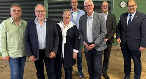Der Vorstand mit Thomas Schwarz, Norbert Kahl, Andrea Mach, Dirk Mosebach, Uwe Muchow und Stefan Frahm gemeinsam mit Bürgermeister Mirko Spieckermann (v. lks.).