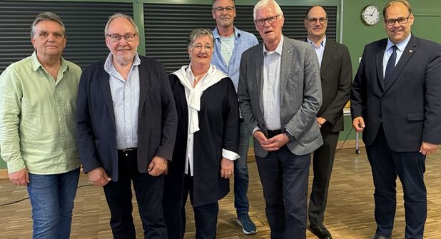 Der Vorstand mit Thomas Schwarz, Norbert Kahl, Andrea Mach, Dirk Mosebach, Uwe Muchow und Stefan Frahm gemeinsam mit Bürgermeister Mirko Spieckermann (v. lks.).