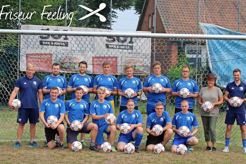 Die Trainer Marc Müller und Co-Trainer Marwin Koltz und Sven Wieske sowie die Spieler der 1. Herrenmannschaft des BCG Altenkrempe freuen sich über die Ballspende vom „Friseur Feeling“. Zusätzlich gewährt Ilona König allen BCG-Mitgliedern beim Besuch ihres Geschäftes einen kleinen Rabatt. (red)