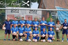 Die Trainer Marc Müller und Co-Trainer Marwin Koltz und Sven Wieske sowie die Spieler der 1. Herrenmannschaft des BCG Altenkrempe freuen sich über die Ballspende vom „Friseur Feeling“. Zusätzlich gewährt Ilona König allen BCG-Mitgliedern beim Besuch ihres Geschäftes einen kleinen Rabatt. (red)
