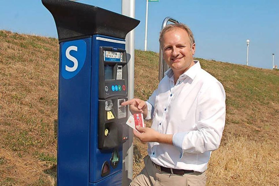 Schönbergs Bürgermeister Peter A. Kokocinski freut sich, den Strandbesuchern seit einigen Wochen mit neuen Strandabgabeautomaten die Zahlung zu erleichtern. Neben Bargeld nehmen die acht Automaten auch Scheck- und Kreditkarten.