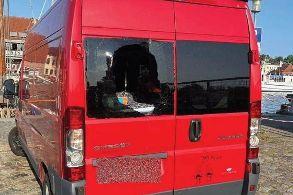 Die linke Fensterscheibe der Kofferraumtür ist beschädigt.