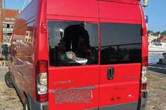 Die linke Fensterscheibe der Kofferraumtür ist beschädigt.