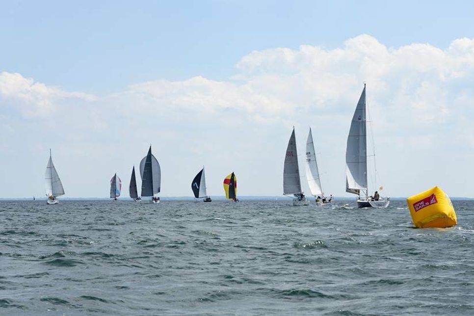 Sport, Spannung und Spaß sowie die traumhafte Kulisse der Neustädter Bucht bestimmen das große Segel-Event. (Foto: ancora Marina)