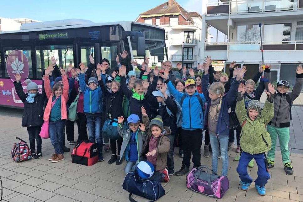 Die Schüler der Grundschule Göhl freuen sich gemeinsam mit Lehrer Hartwig Lersch über den kostenfreien Wasser-Spaß in der Grömitzer Welle.