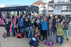 Die Schüler der Grundschule Göhl freuen sich gemeinsam mit Lehrer Hartwig Lersch über den kostenfreien Wasser-Spaß in der Grömitzer Welle.
