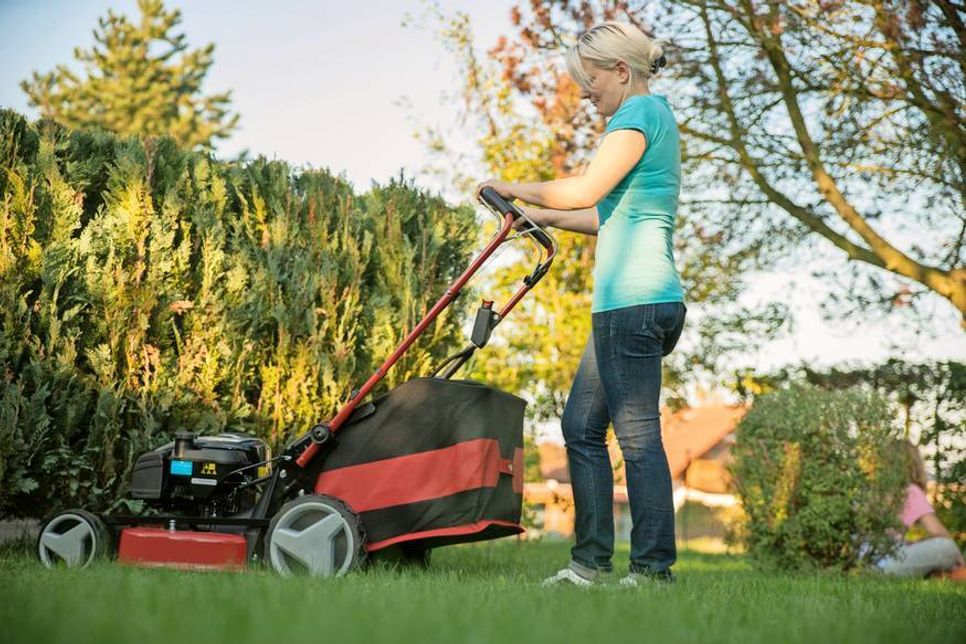 Bei richtiger Pflege und Wartung verlängert sich die Lebensdauer des Rasenmähers, Emissionen und Benzinverbrauch seines Motors werden reduziert. (Foto: djd/Briggs &amp; Stratton)