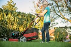 Bei richtiger Pflege und Wartung verlängert sich die Lebensdauer des Rasenmähers, Emissionen und Benzinverbrauch seines Motors werden reduziert. (Foto: djd/Briggs &amp; Stratton)