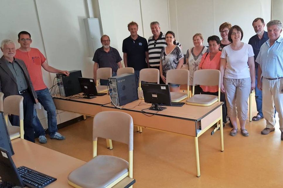 Einige der Versammlungsteilnehmer im modernisierten Computerraum der Gemeinschaftsschule.