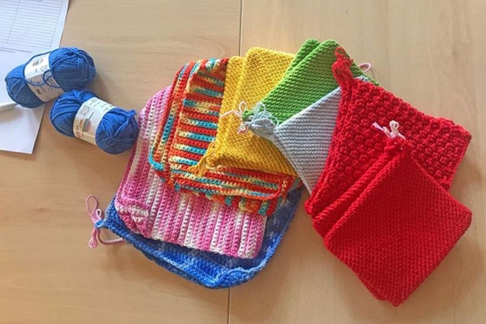Einige bunte Topflappen sind schon fertig. Sie sollen zum Beispiel beim Weihnachtsbasar verkauft werden.