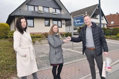 Offizielle Schlüsselübergabe in Haffkrug: Oliver Beinling übergibt den Hausschlüssel an Ordnungsamtsleiterin Christiane Ehrlicher (Mitte), sehr zur Freude von Bürgermeisterin Bettina Schäfer.