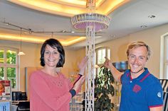 Vorfreude: Marketingleiterin Silke Szymoniak und Friedrich Flüh von der TSNT GmbH zeigen auf das riesige Modell des Aussichtsturmes, das im Alten Rathaus aufgebaut ist. (Foto: René Kleinschmidt)
