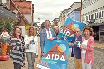  Die Geschäftsführerin vom Verein Schusterstadt Preetz, Jill-Tatjana Gibson, Renate Weltrowski (Villa Kinderland), Dieter Jensen (Jensen Raumgestaltung – Bautenschutz), Axel Peters-Leber (Bücherstube), Gabriele Blum (Was das Herz begehrt) und Bürgermeister Björn Demmin laden zur Liveübertragung der Kieler Sommeroper „Aida“ ein und hoffen auf breite Spendenbereitschaft für die Eintritt freie Veranstaltung.