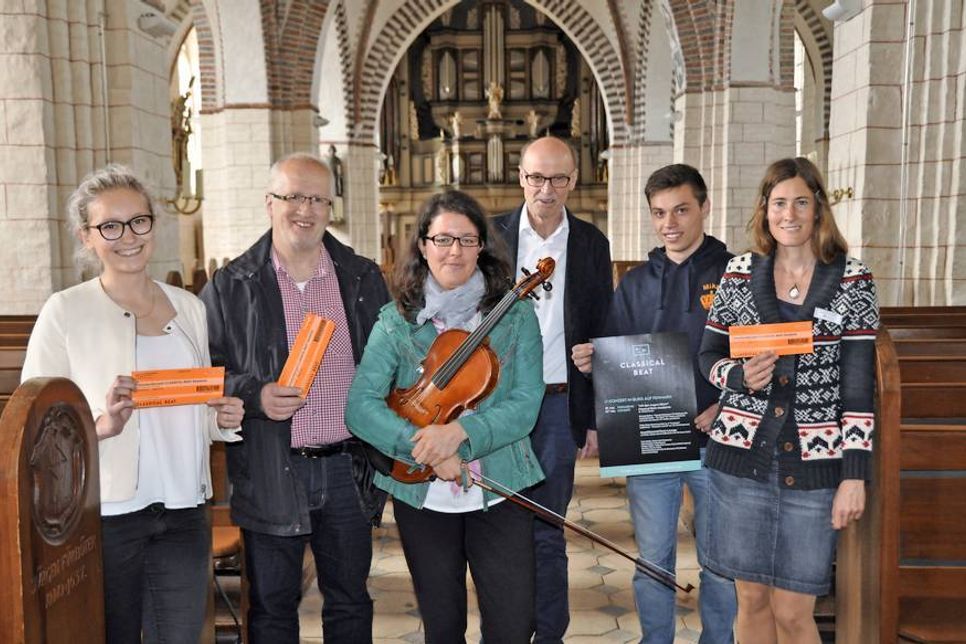 (v.l.) Musikstudentin Bigi Grimm, Kirchenmusikdirektor Johannes Schlage, Leiterin der Kreismusikschule Eutin, Petra Marcolin, Initiator des Festivals, Hans-Wilhelm Hagen, Mika Stiehr von der Landjugend Fehmarn und Musikwissenschaftlerin Dr. Andrea Opielka vom TSF.