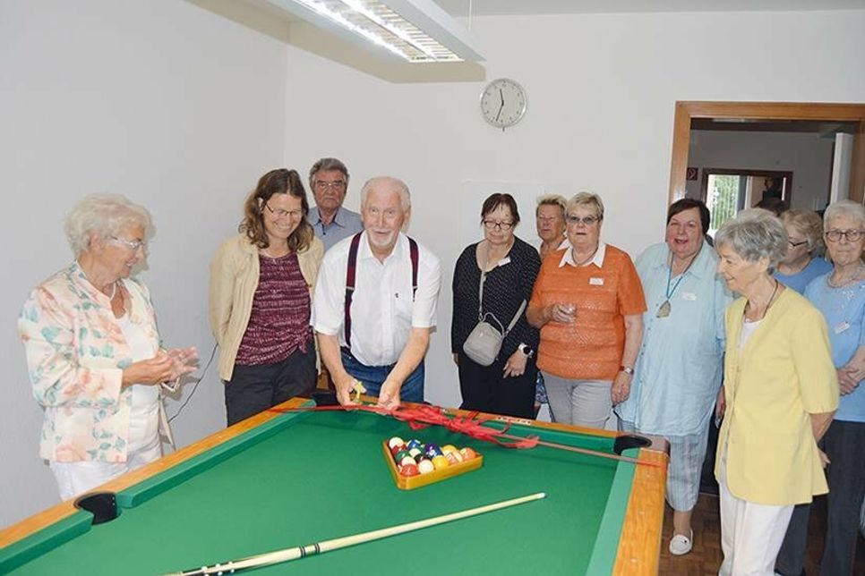 Mit der Beiratsvorsitzenden Elisabeth Kremer (l.), Bürgermeisterin Katrin Engeln (2.v.l.), weiteren Beiratsmitgliedern und einigen Gästen gab Albert Münchow den neuen Billardtisch  per Scherenschnitt frei.
