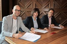 Karsten Kilian, Dr. Tordis Batscheider und Jörg Schmidt (v. lks.) unterzeichneten die Kooperationsvereinbarung und bedankten sich auch bei der Lenkungsgruppe und den Elternvertretern.