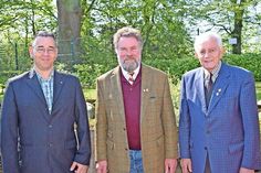 Schätzen und leben die Werte und Traditionen der Preetzer Schützen: Rekrut Renee Quatfasel (v.l.), 1. Ältermann Bernd Kodel und Ehrenältermann Horst Rickert